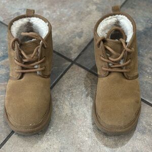 UGG!!  Cozy Tan Suede Boots